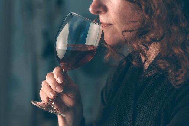 Weinprobe Köln – Frau trinkt Pinot Noir 