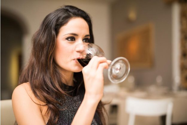 Weinprobe Ludwigsburg – Frau genießt Wein