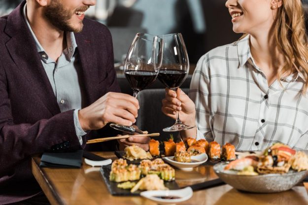 Weinprobe mit Sushi in München – anstossen