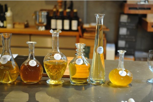 Weinsensorik Seminar Köln - Frau riecht an Rotwein