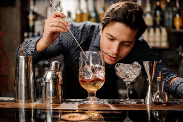 Whisky-Tasting Köln - konzentrierter Barkeeper