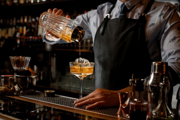 Whisky-Tasting Köln - Barkeeper gießt Cocktail ab