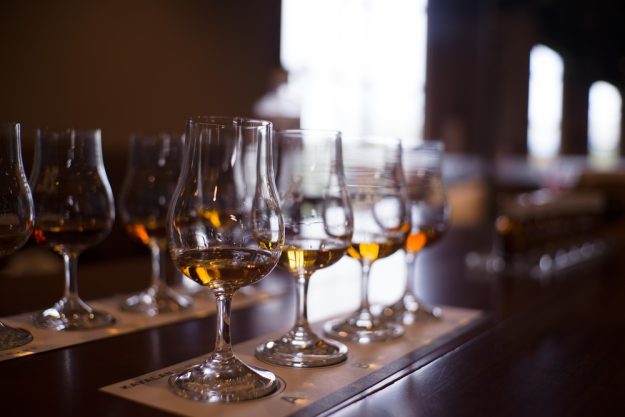 Whisky-Tasting Köln - verschiedene Whiskys aufgereiht