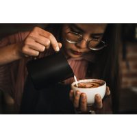 Barista-Kurs Düsseldorf – Frau beim Barista-Kurs