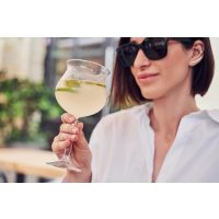 Cocktail-Tasting Karlsruhe – Frau trinkt Cocktail