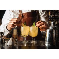 Cocktailkurs Köln – Bartender garniert Cocktails