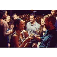 Gutschein Gin-Tasting – Kursteilnehmer lachen und stoßen an