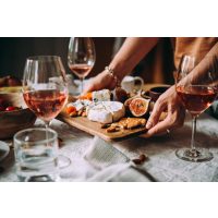 Wein- und Käse-Tasting Berlin – Käseplatte wird serviert