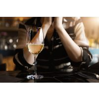 Weinprobe Köln – Frau trinkt Chardonnay