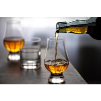 Whisky-Tasting Köln - Whisky fließt ins Glas