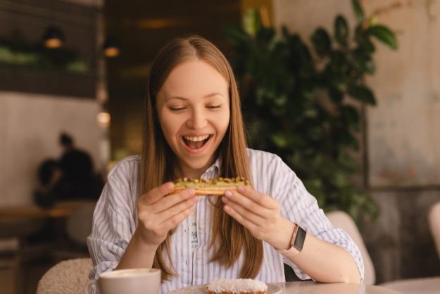 Backkurs Frankfurt – Frau isst Eclair