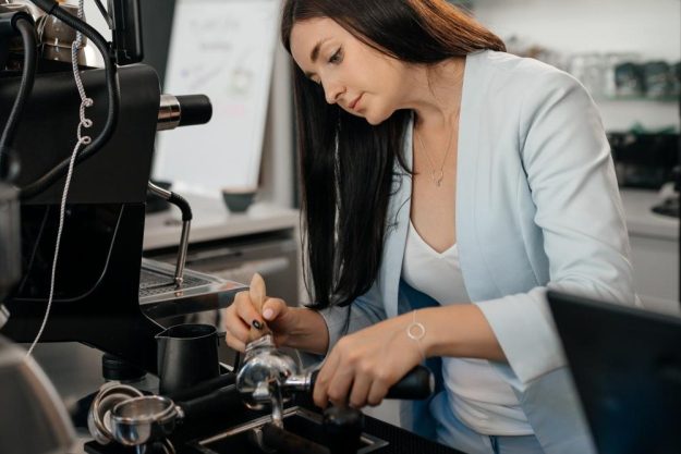 Barista-Kurs Bad Vilbel – Barista Irina bei der Arbeit