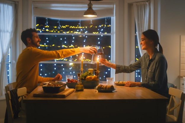 Erlebnisdinner Frankfurt – Paar isst zusammen