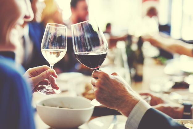 Firmenfeier mit Weinseminar in Ludwigsburg – Kollegen stoßen an