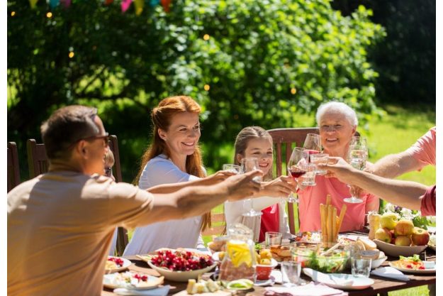 Französischer Kochkurs Frankfurt – Familie isst im Garten
