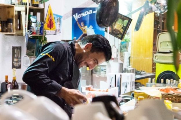 Online-kochkurs-Risotto-Raffaele bei der Arbeit