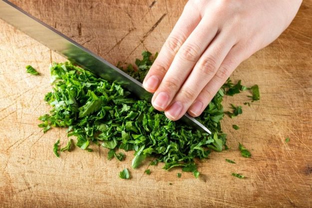 Regionaler Kochkurs Berlin – Petersilie hacken