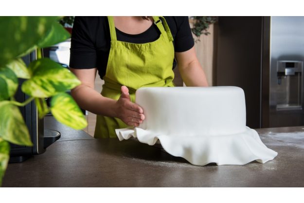 Tortenkurs Frankfurt – elegante weiße Fondanthülle