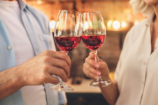 Weinprobe Frankfurt - miteinander anstoßen