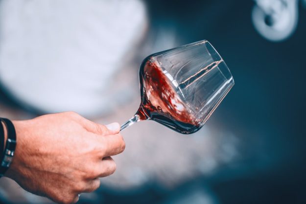 Weinprobe Frankfurt - Weinglas schwenken