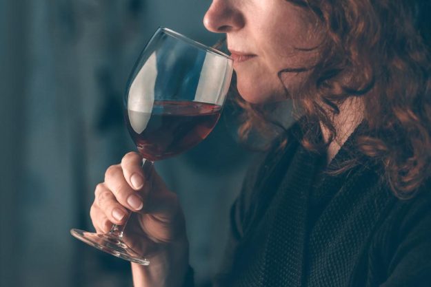 Weinprobe Ludwigsburg –  Frau trinkt Pinot Noir