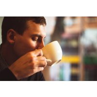 Barista-Kurs Berlin – Mann trinkt Kaffee