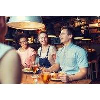 Erlebnisdinner Bad Nauheim – Freunde sitzen in Restaurant