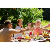 Französischer Kochkurs Frankfurt – Familie isst im Garten