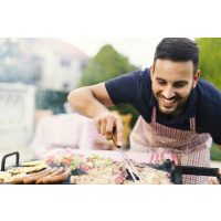 JGA mit Grillkurs – Mann beugt sich über Grill