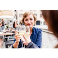 Kulinarische Stadtführung Frankfurt – Freundinnen trinken Weißwein