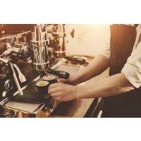 Latte Art Kurs in Frankfurt am Main – Barista bereitet Espressi zu