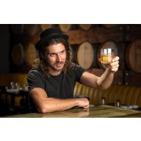 Rum-Tasting Frankfurt – junger Mann mit Rumglas