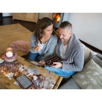 SchokoladenverkostungatHome-miomente-PaarbeimGenuss