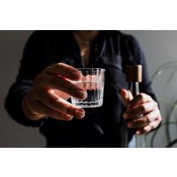 Tequila-Tasting Frankfurt: Barkeeper mit gut gefülltem Glas