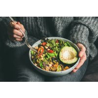 Veganer Kochkurs Online – Frau isst Bowl