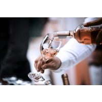 Weinprobe-Frankfurt Rose einschenken