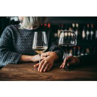 Weinprobe Frankfurt – Paar trinkt Wein