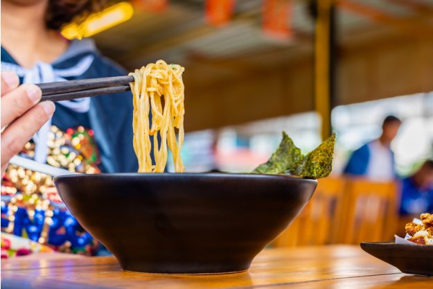 Asia-Kurs Bonn – Frau isst Ramen-Suppe