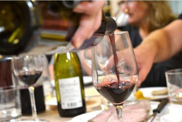 Weinprobe Berlin – Wein wird eingegossen