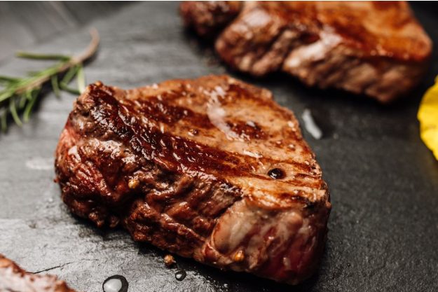 Gegrilltes Steak mit Rosmarin