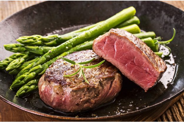 Teambuilding Steak & Bier-Kochkurs München - Steak mit Spargel