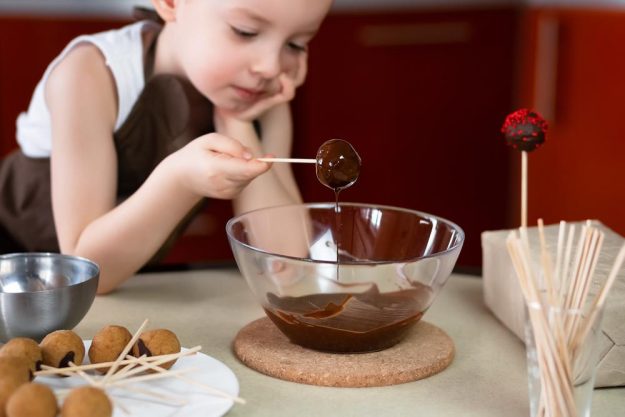 Kinder-Backkurs Mannheim: Cakepops mit dunkler Schokolade