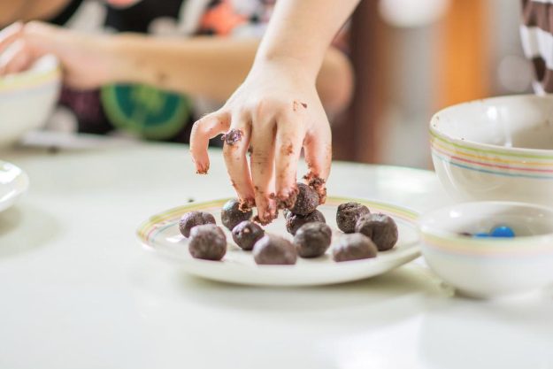 Kinder-Backkurs Mannheim: Kinder gestalten Cakepops