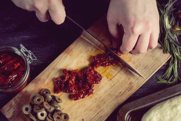 Kochkurs Heidelberg – eingelegte Tomaten schneiden