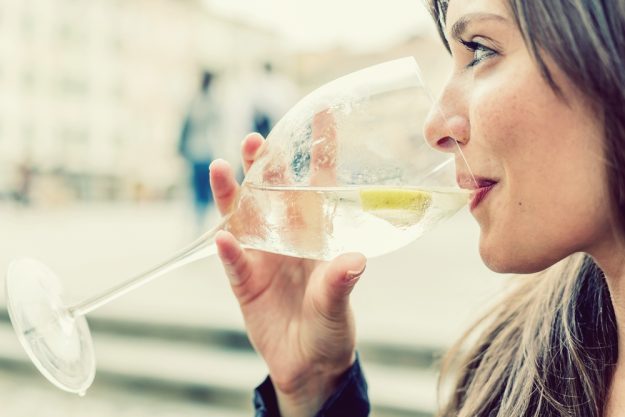 Kulinarische Stadtführung Köln – Frau trinkt genüsslich ein Glas Wein
