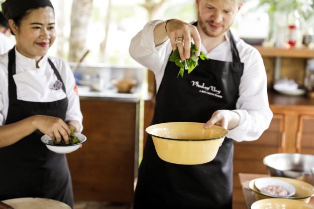 Online Kochkurs Bali Julian beim Kochen