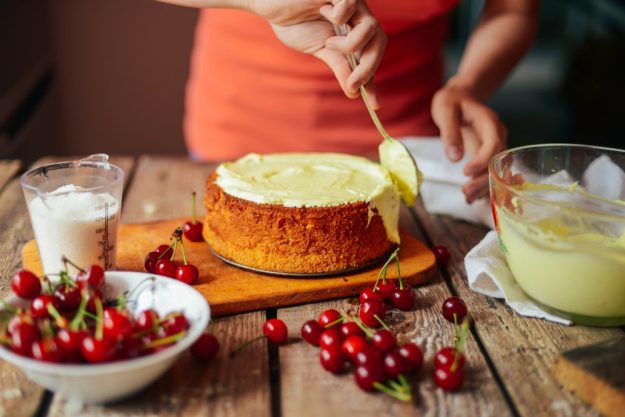 Tortenkurs Augsburg – Arbeit mit Creme und Kirschen