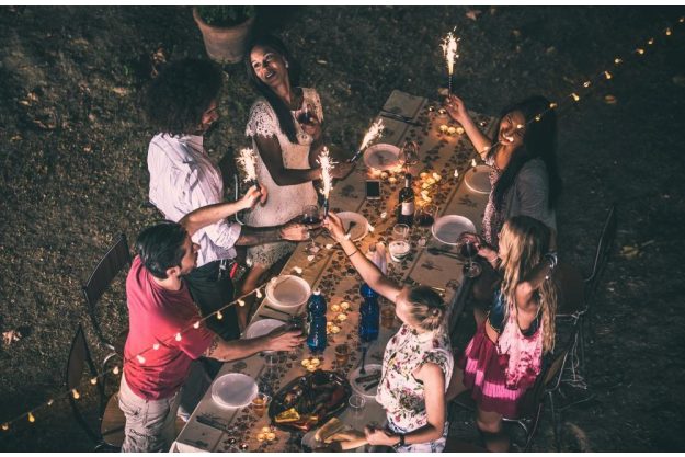 Weinprobe Mannheim Sommerparty mit Weinverkostung Leute feiern