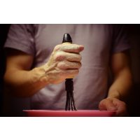 Backkurs Augsburg – Mann mit Schneebesen