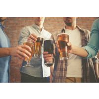 Bierprobe Hamburg – Männer trinken Craft Bier